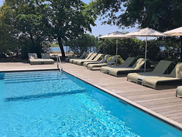 Sæsonbestemt udendørs pool, åben fra kl. 08.00 til kl. 22.00, parasoller