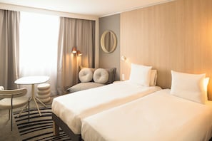 Premium bedding, memory foam beds, in-room safe, desk - Novotel Bordeaux Lac (Bordeaux)