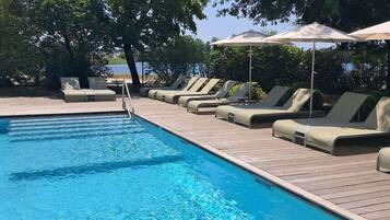 Piscine extérieure (ouverte en saison), parasols de plage