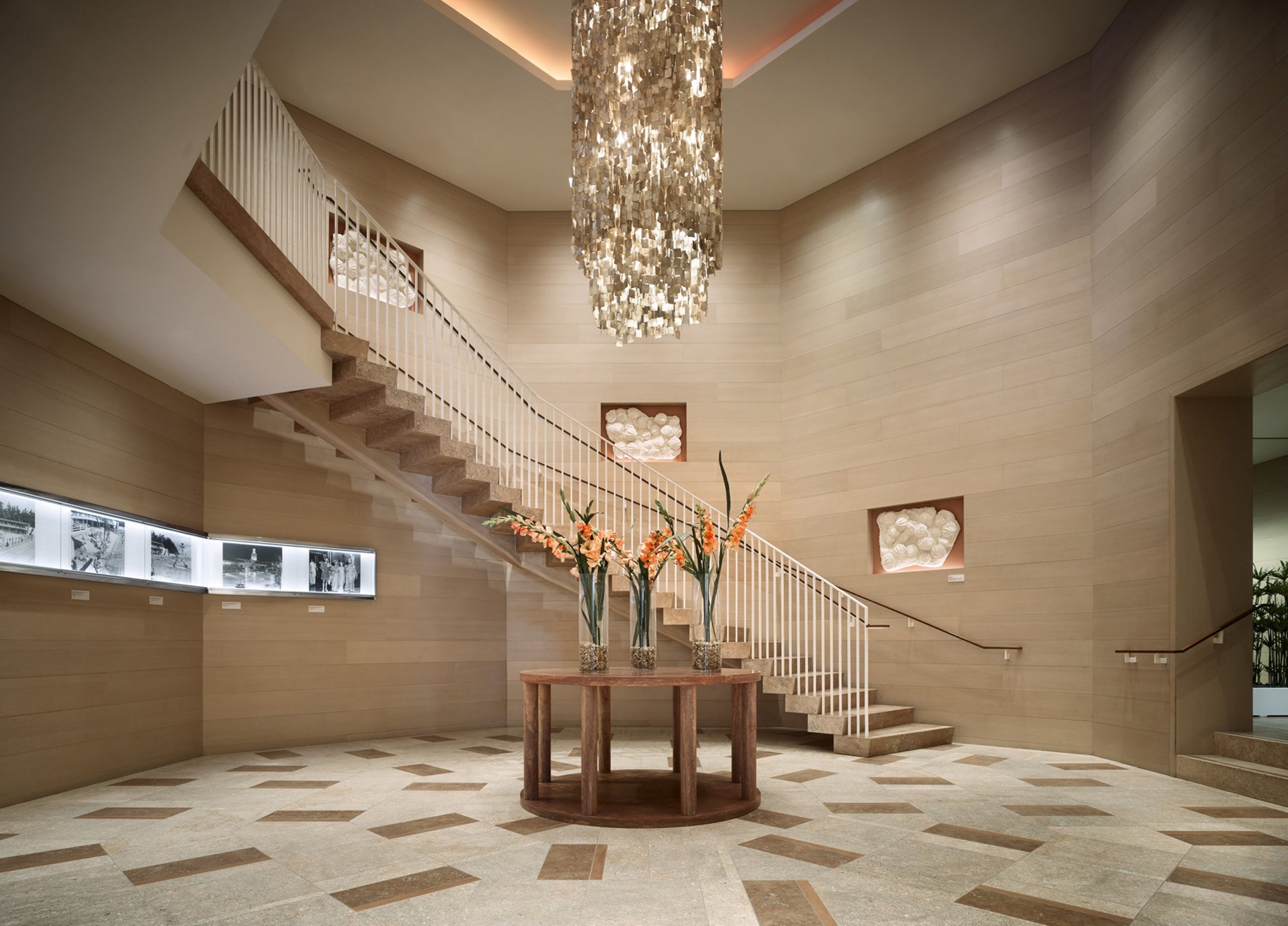 3 restaurants, breakfast, lunch, dinner served; californian cuisine