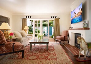 Suite, 1 soverom, privat basseng, hageområde (Ortega) | Oppholdsområde | En 65-tommers Flatskjerm-TV med Parabol-TV samt TV og DVD-spiller