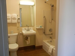 Free toiletries, hair dryer, towels, soap - Quality Inn Holland - Toledo (Holland)