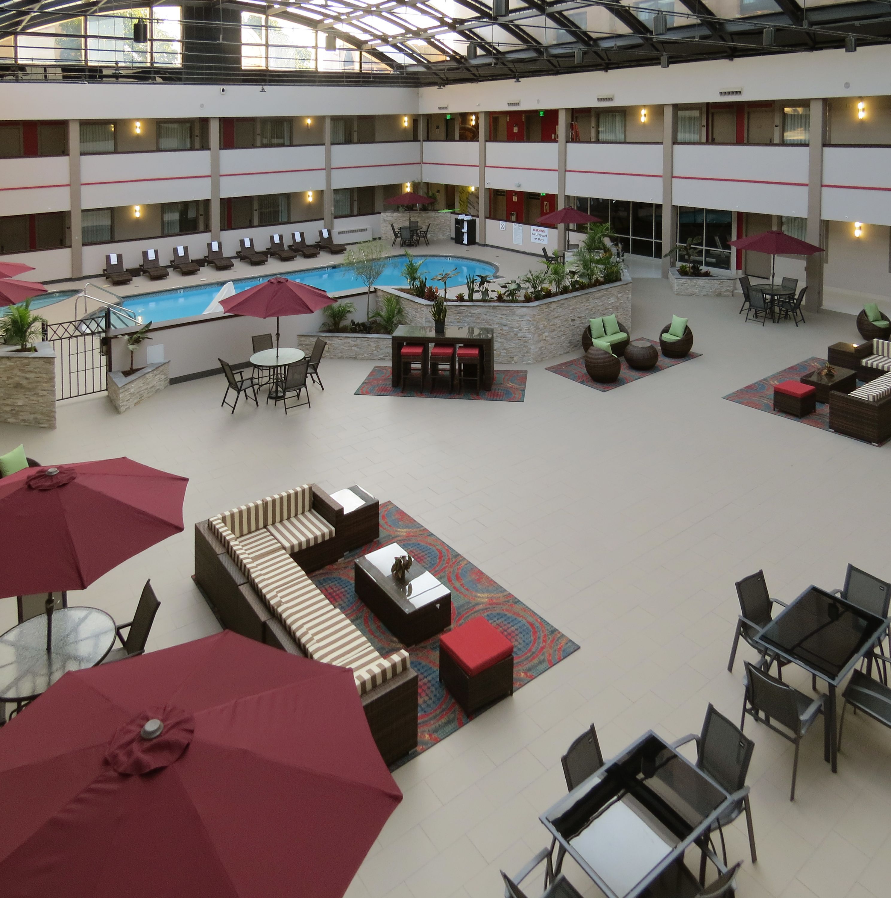 من حمّامات السباحة المغطاة