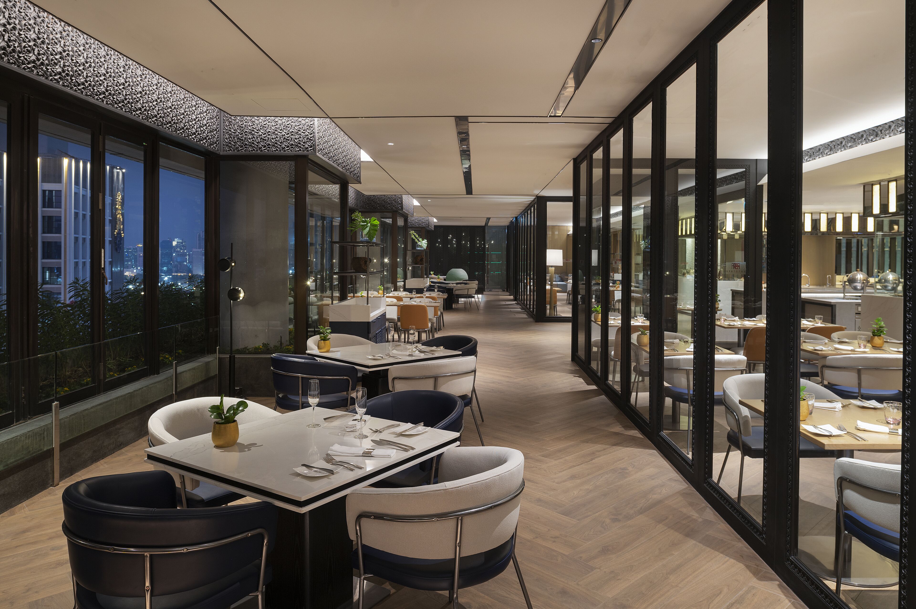 3 restaurants, breakfast, lunch, dinner served; international cuisine 