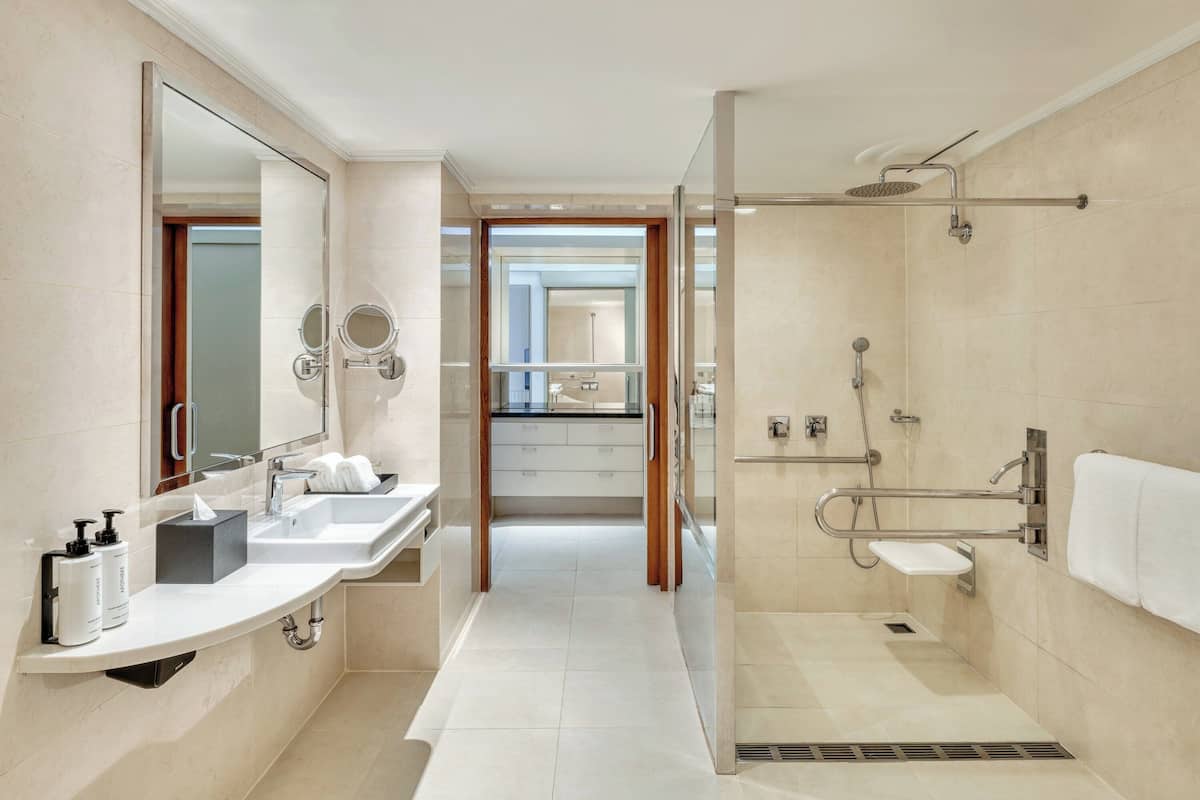 Habitación Premium, 1 cama de matrimonio grande, accesible para personas con discapacidad | Ropa de cama de alta calidad, minibar, caja fuerte y escritorio
