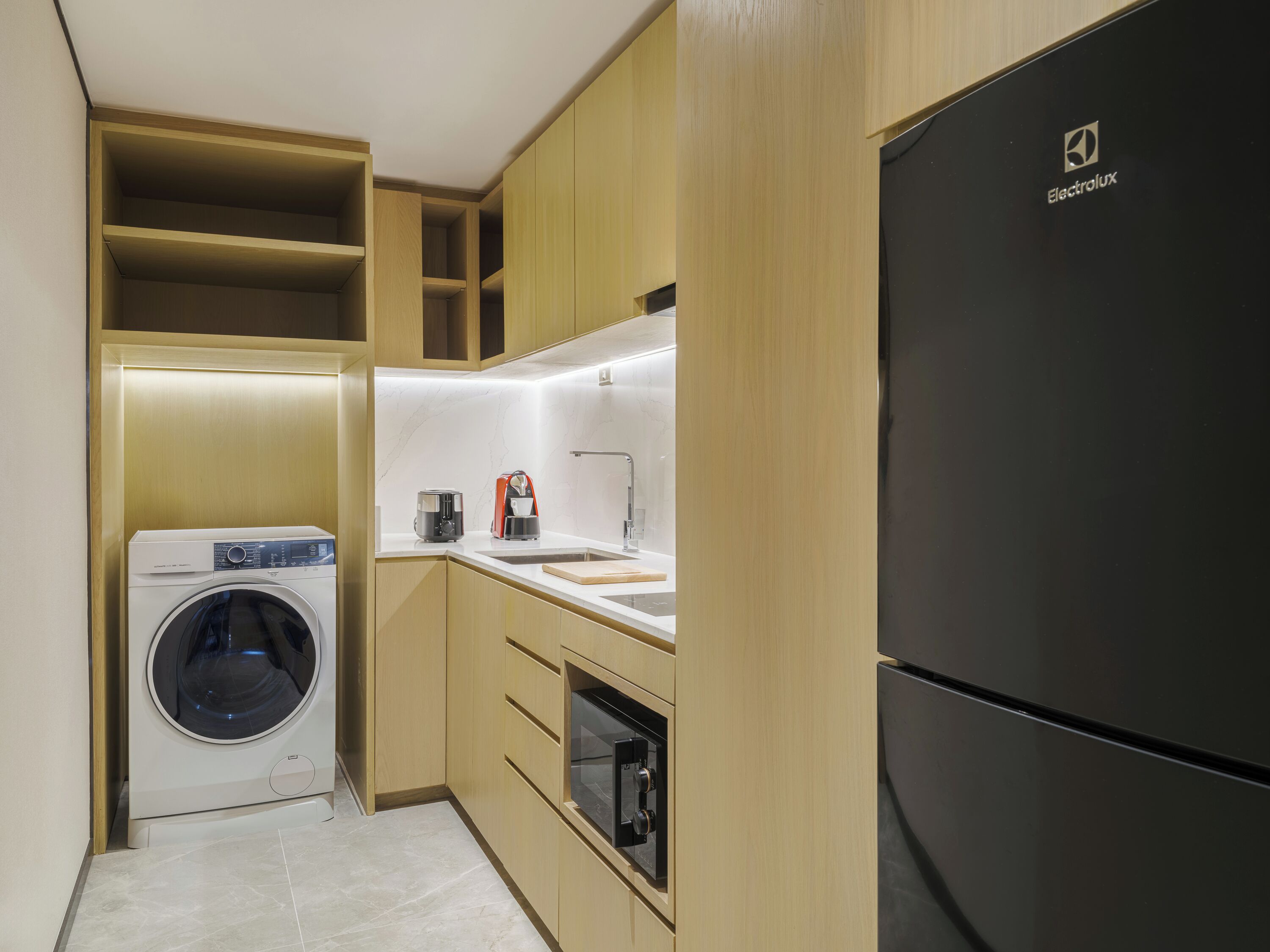 fridge, coffee/tea maker