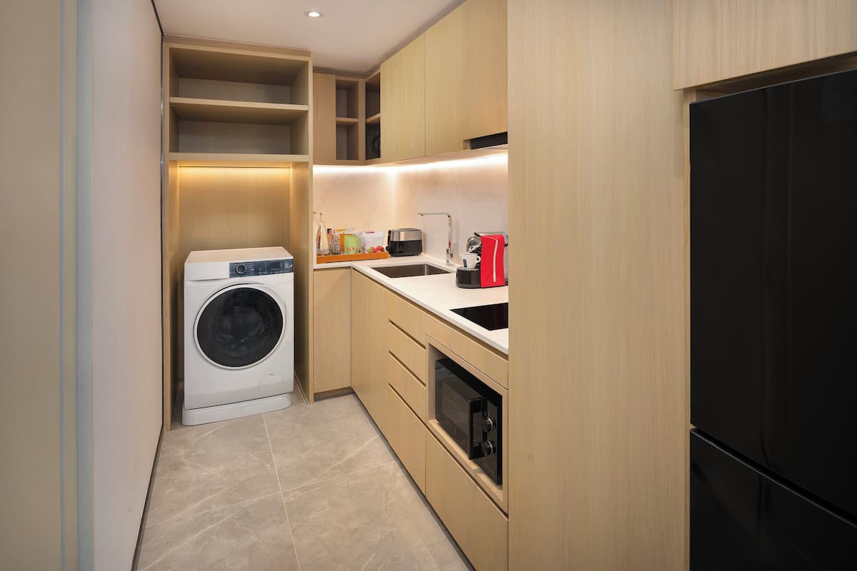 Fridge, coffee/tea maker