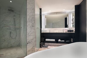 Combined shower/tub, hydromassage showerhead, free toiletries - Crowne Plaza Bangkok Lumpini Park by IHG (Bangkok)