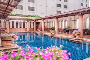 Outdoor pool, pool loungers - Crowne Plaza Bangkok Lumpini Park by IHG (Bangkok)