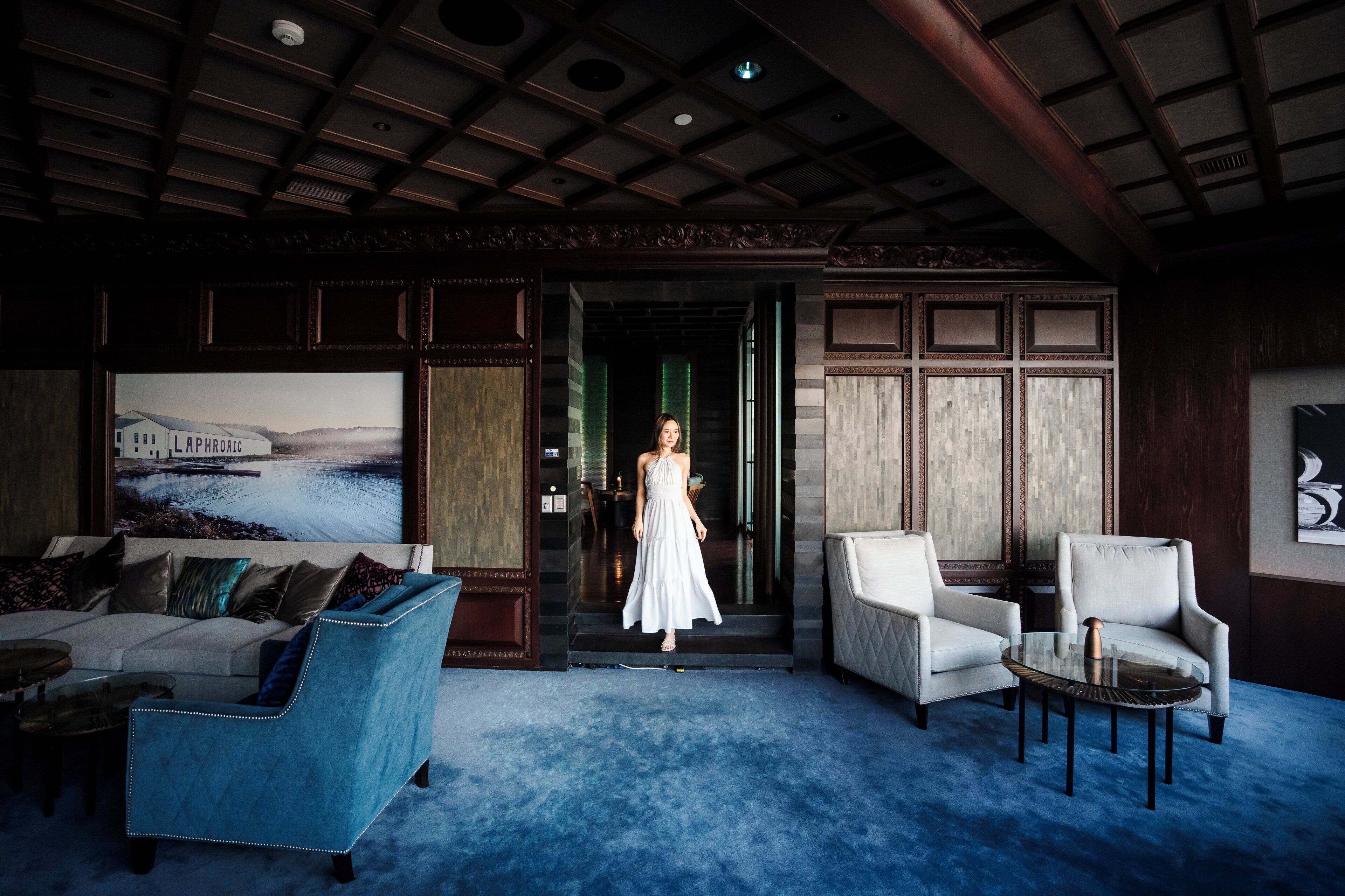 3 restaurants, breakfast, lunch, dinner served; international cuisine