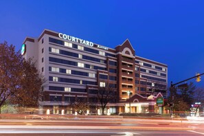 Een Courtyard Marriott hotel met meerdere verdiepingen, een opvallend bord en een goed verlichte gevel.