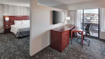 Room, 1 King Bed | Living area