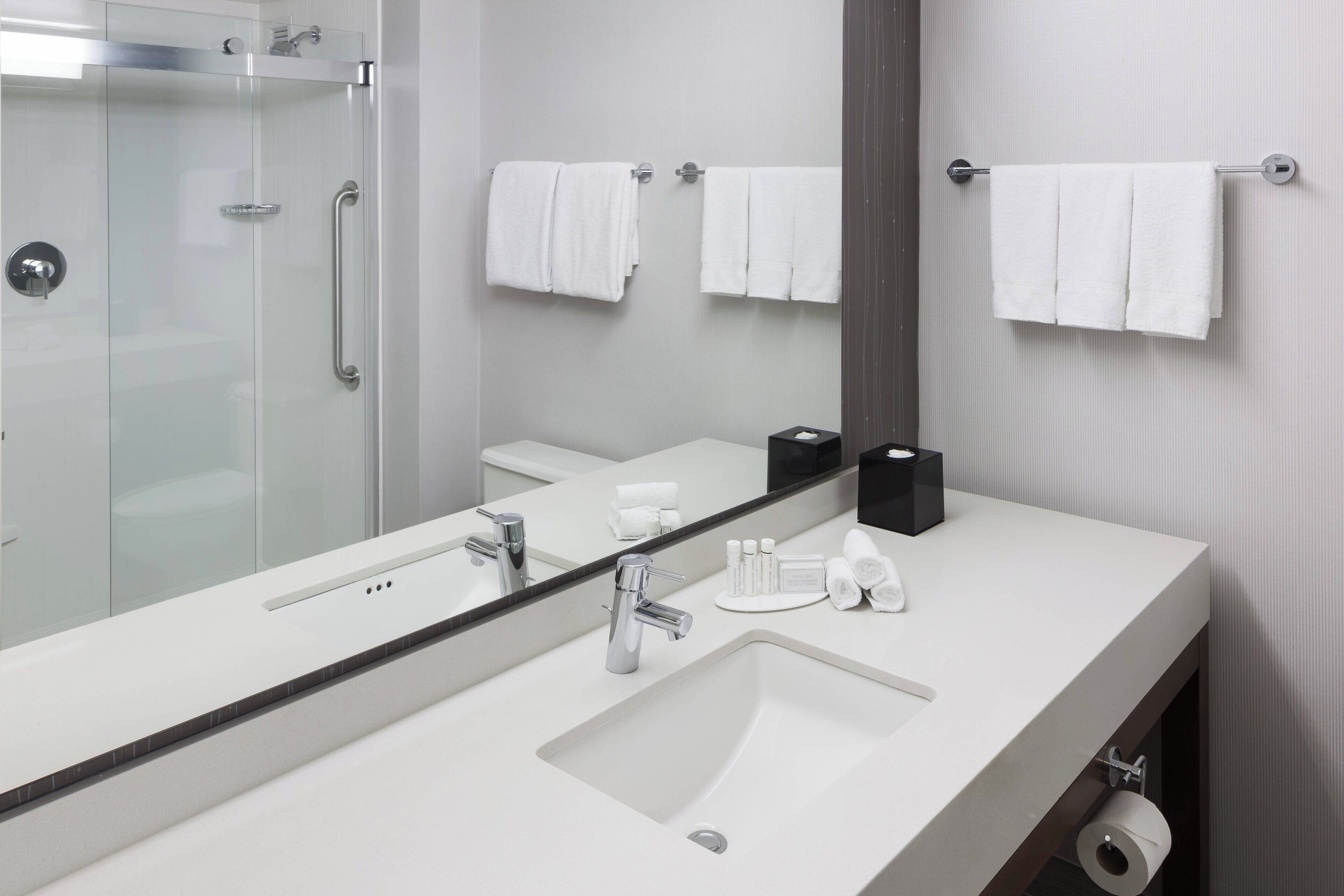room, 1 king bed | bathroom | combined shower/bathtub, free toiletries, hair dryer, towels