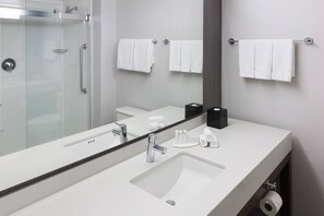 Habitación, 1 cama King size | Baño | Tina con regadera, amenidades de baño gratuitas, secadora de cabello 