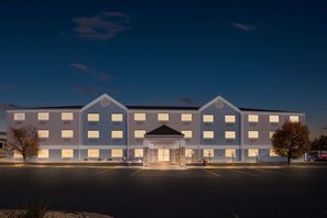 A modern hotel with a central entrance, multiple windows, and a parking lot. - Comfort Inn & Suites Mason City - Clear Lake (Mason City)