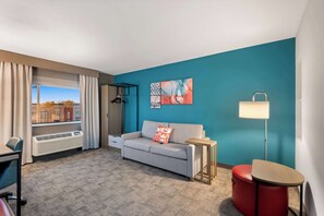 Safe på rommet, skrivebord for bærbar PC og blendingsgardiner