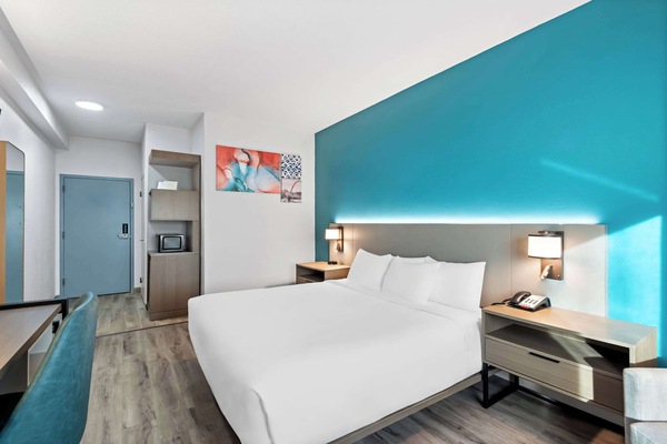 Room, 1 King Bed, Accessible, Non Smoking | In-room safe, laptop workspace, blackout drapes, iron/ironing board