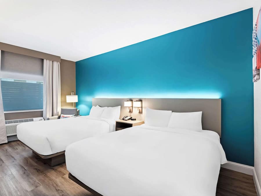 Quarto, 2 camas Queen, para não fumantes | Cofres nos quartos, espaço de trabalho para notebook, cortinas blackout