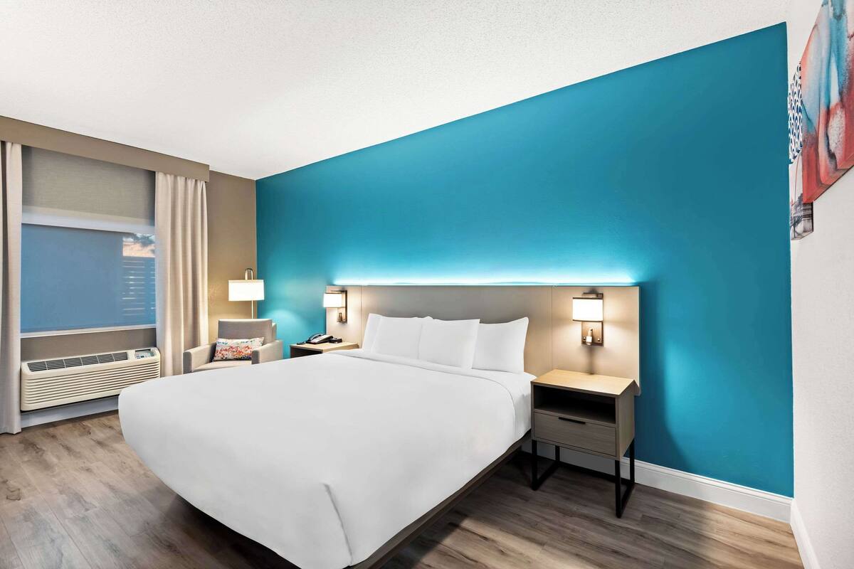 Standard Room, 1 King Bed, Non Smoking | In-room safe, laptop workspace, blackout drapes