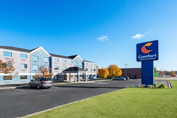 A Comfort Inn & Suites hotel with a modern design, featuring a large sign, a parking lot, and a well-maintained lawn. - Comfort Inn & Suites Mason City - Clear Lake (Mason City)