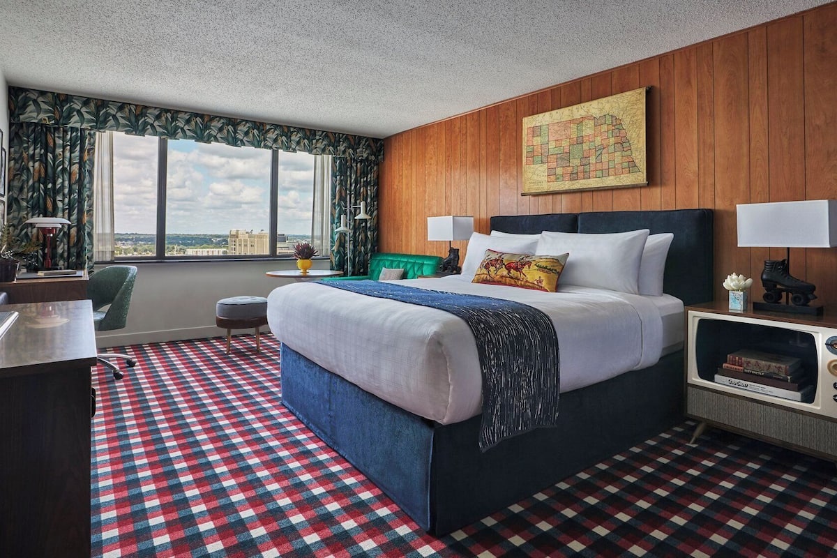 Premium bedding, in-room safe, desk, laptop workspace