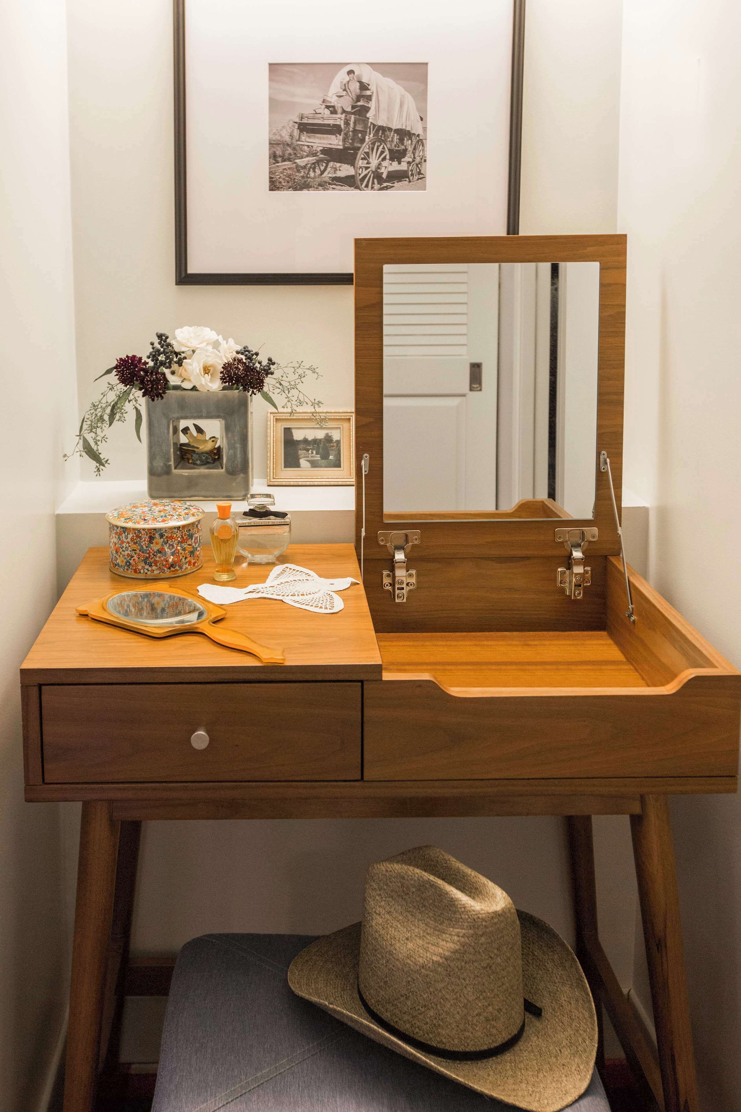 premium bedding, in-room safe, desk, laptop workspace