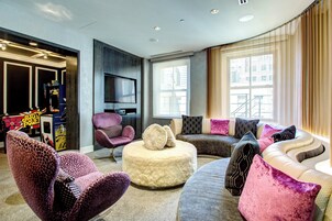 Televisión plasma, reproductor de DVD, películas con cargo