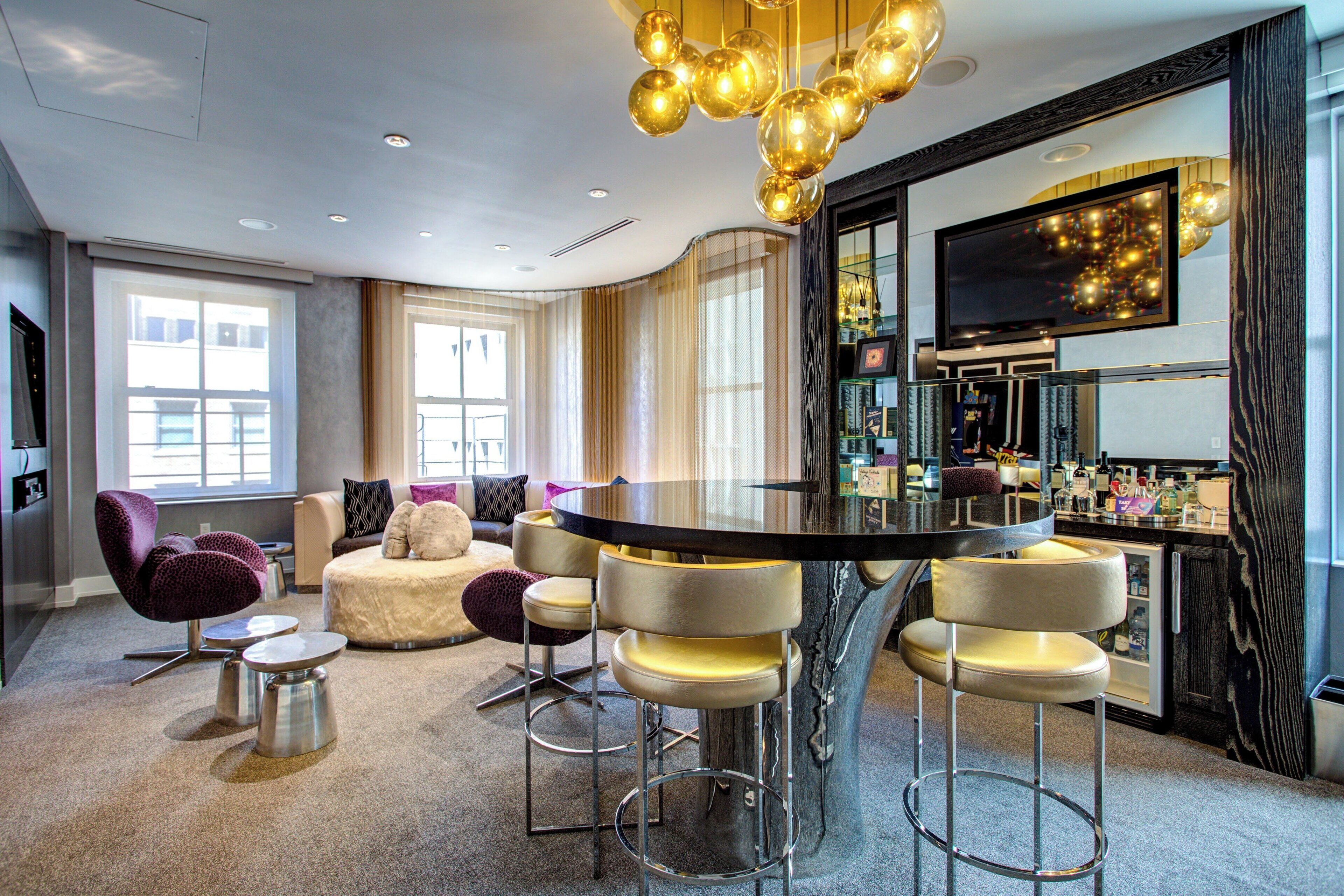 Télévisions à écran plasma, lecteur de DVD, films à la carte