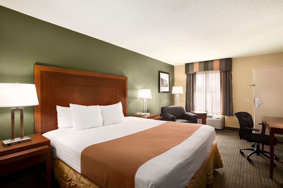 Room, 1 King Bed, Accessible, Non Smoking (Mobility/Hearing, roll-in shower) | Premium bedding, desk, blackout curtains, soundproofing