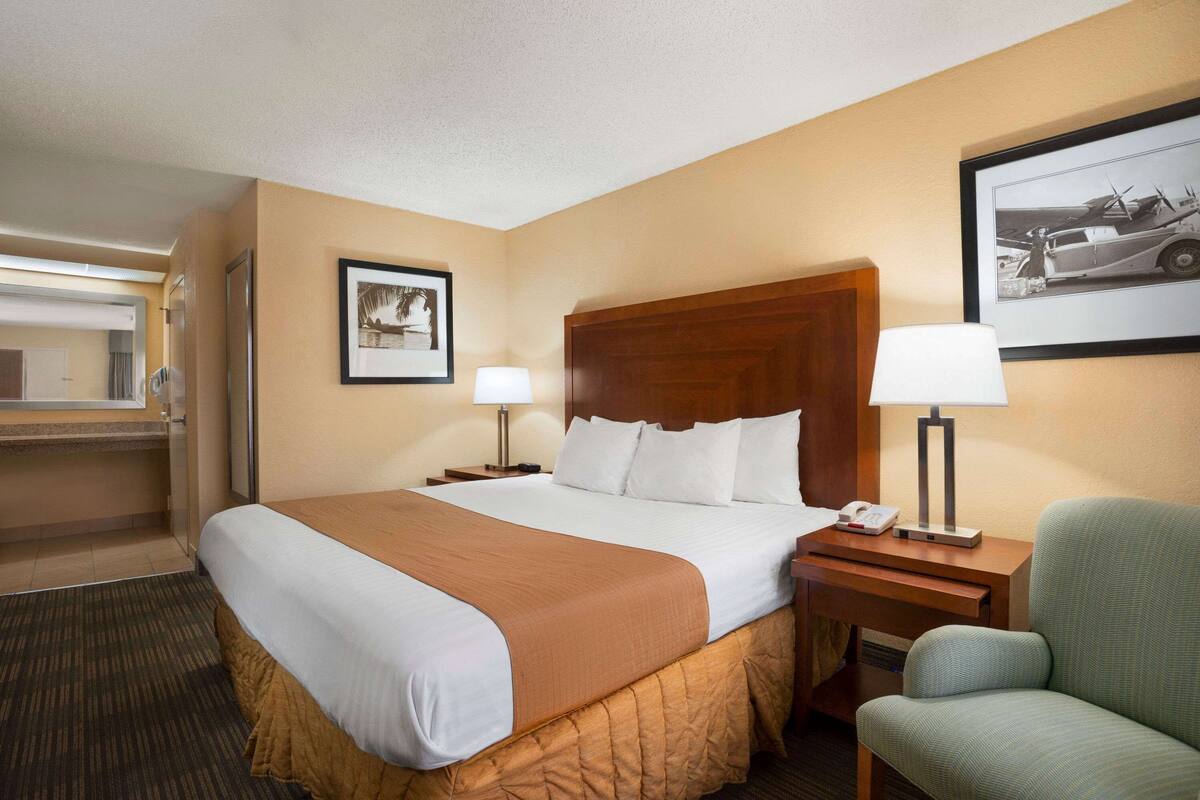 Room, 1 King Bed, Accessible, Non Smoking (Mobility/Hearing, tub w grab bars) | Premium bedding, desk, blackout curtains, soundproofing