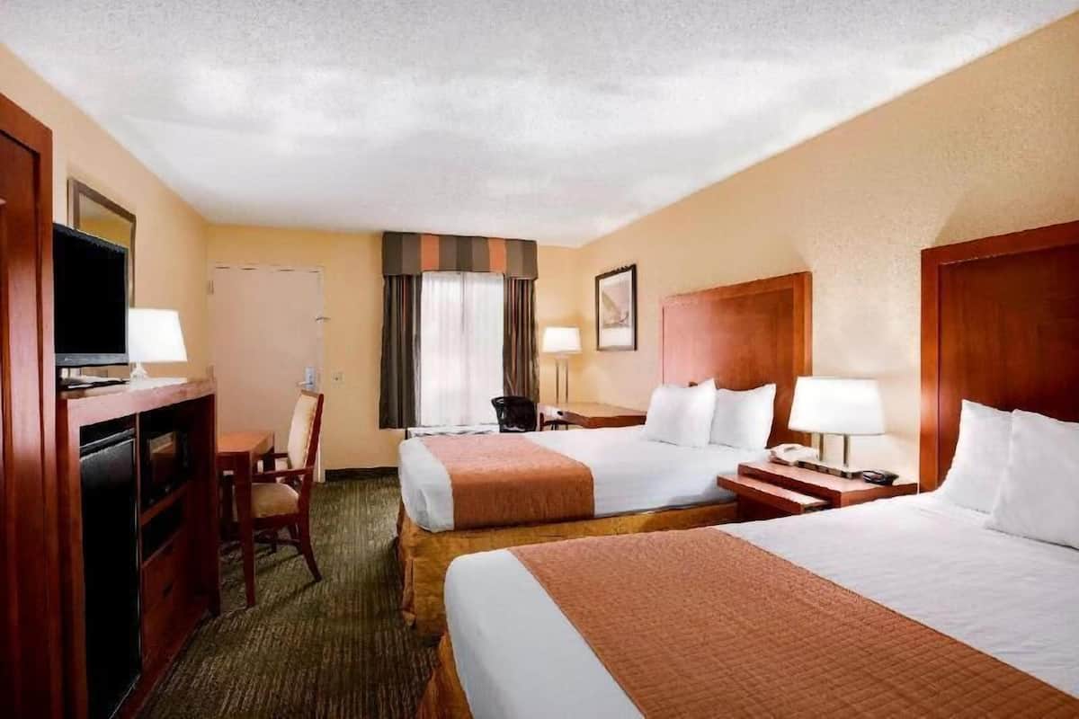 Premium bedding, desk, blackout drapes, soundproofing