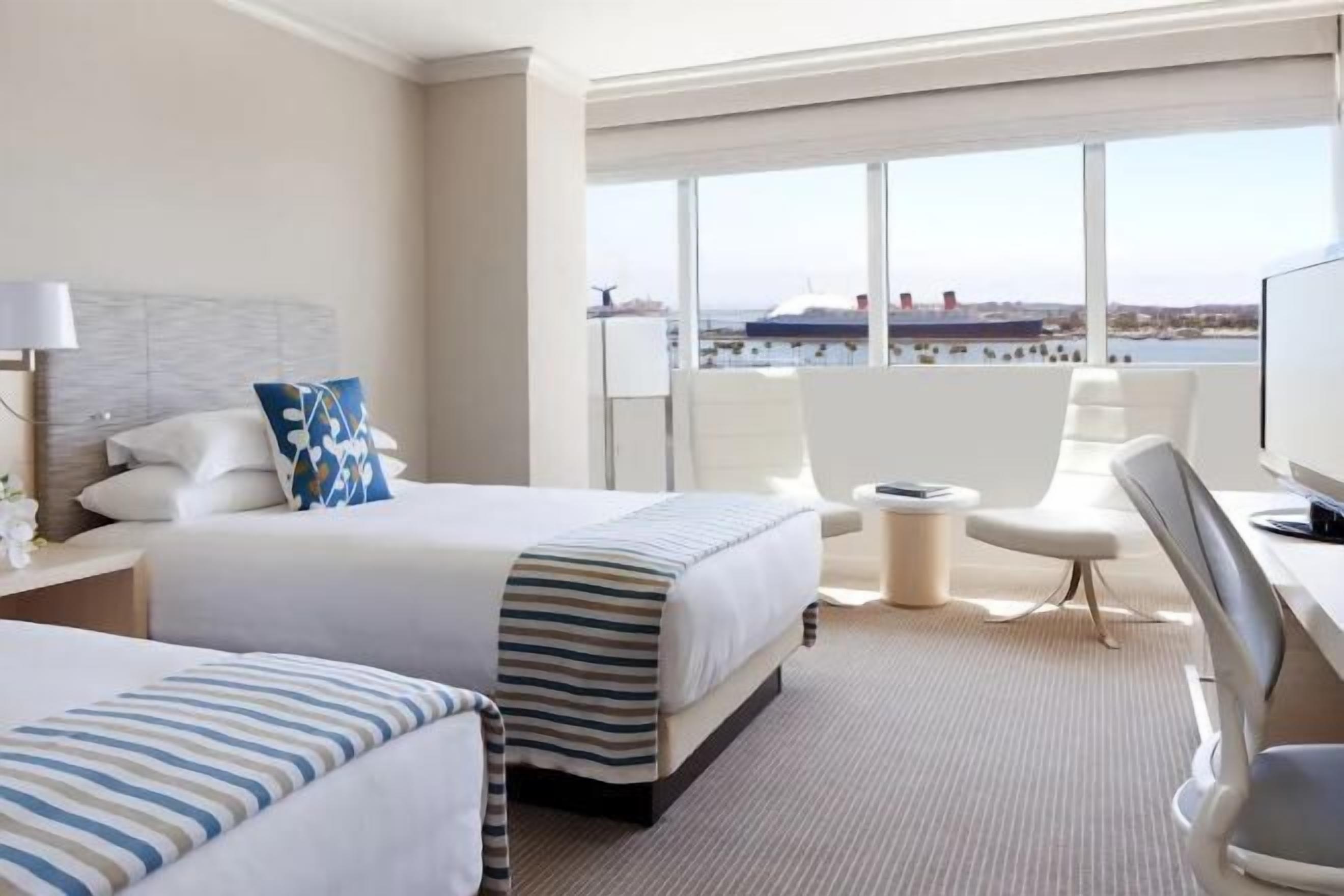 Ylelliset vuodevaatteet, untuvapeitot, tallelokero huoneessa, työpöytä