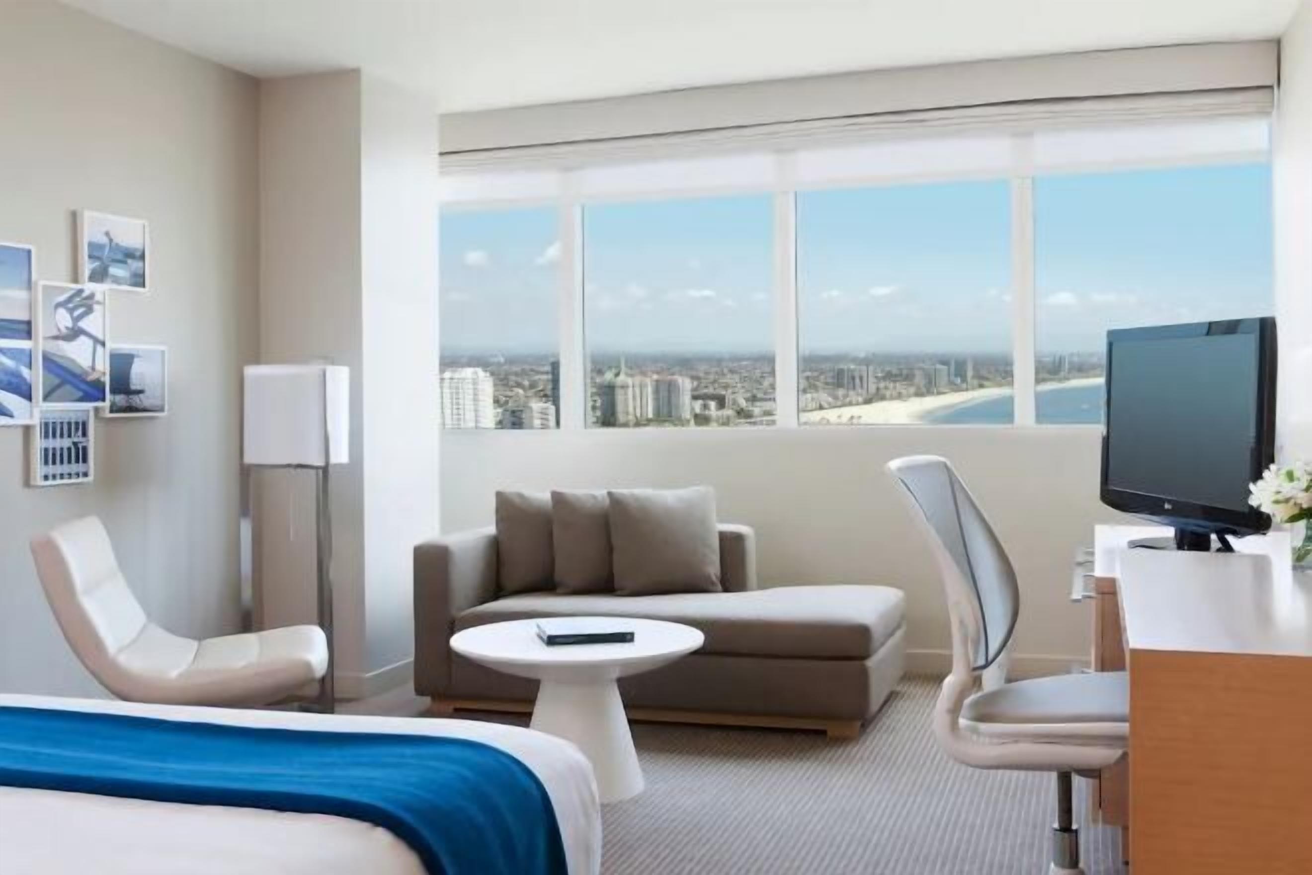 Ylelliset vuodevaatteet, untuvapeitot, tallelokero huoneessa, työpöytä