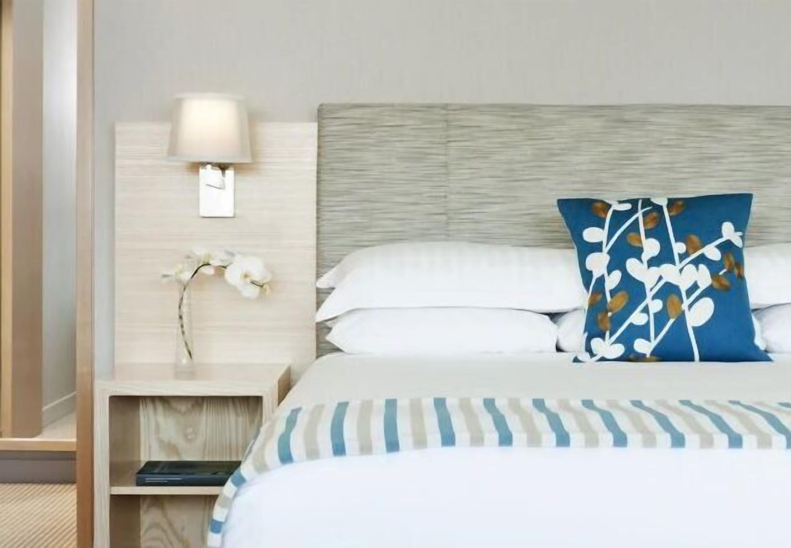 Ylelliset vuodevaatteet, untuvapeitot, tallelokero huoneessa, työpöytä