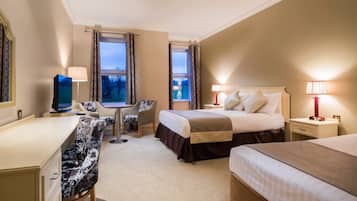 Chambre Standard avec lits jumeaux | Bureau, fer et planche Ă repasser, Wi-Fi gratuit, draps fournis