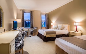 Chambre Standard avec lits jumeaux | Bureau, fer et planche à repasser, Wi-Fi gratuit, draps fournis