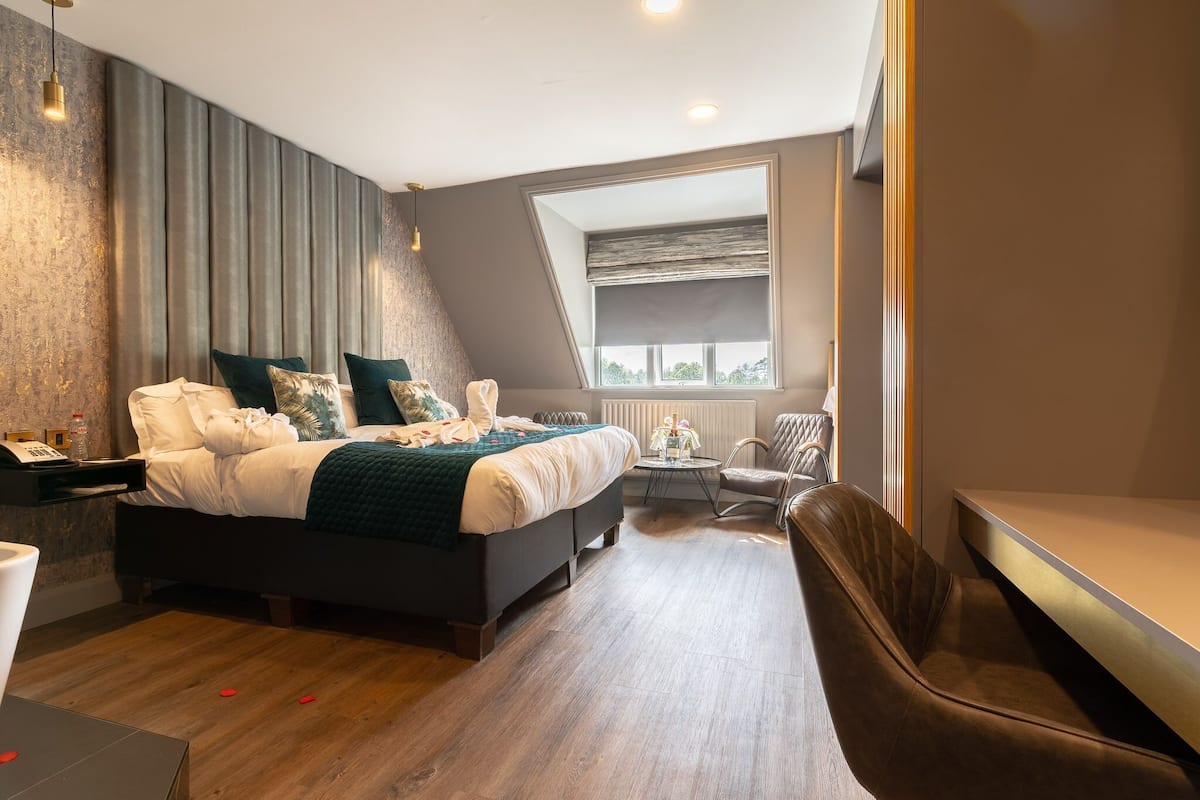 Desk, iron/ironing board, free WiFi, bed sheets