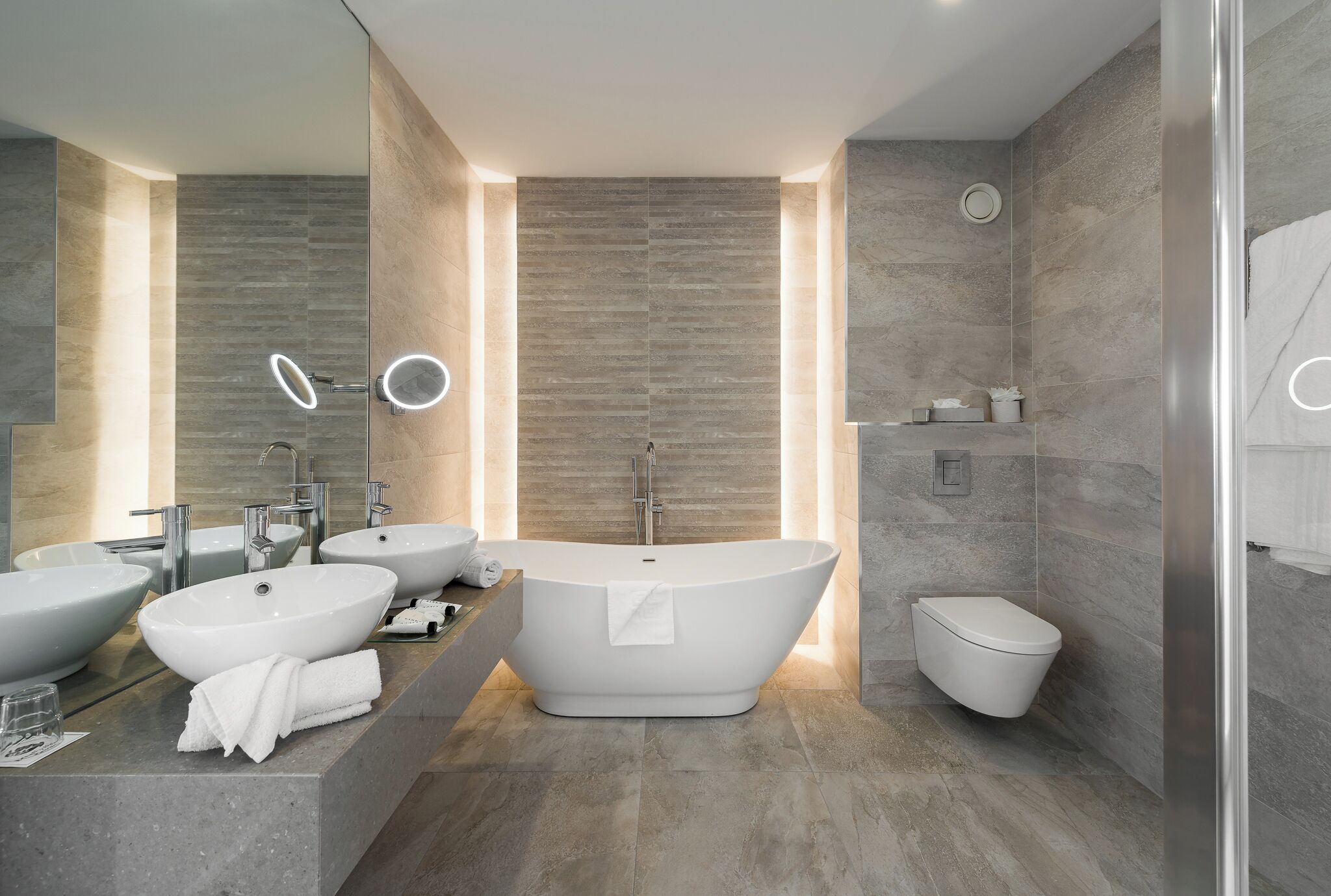 Presidential Suite | Bathroom | Free toiletries, hair dryer, towels