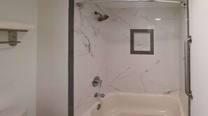Suihkun ja ammeen yhdistelmä, ilmaiset hygieniatuotteet, hiustenkuivaaja