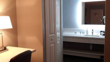 Combined shower/bathtub, free toiletries, hair dryer, towels