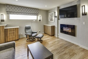 تلفزيون إل إي دي بحجم 65-بوصة يعرض قنوات فضائية، تلفزيون