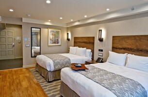 Quarto luxo, 2 camas Queen (Two Queen Bed Non-Smoking Room) | Roupas de cama premium, edredons de pluma, camas com colchões pillow-top