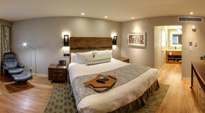 Standard Room, 1 King Bed (Deluxe King Bed Room Non-Smoking) | Premium bedding, down duvets, pillow-top beds, in-room safe - Hotel Strata (Mountain View)