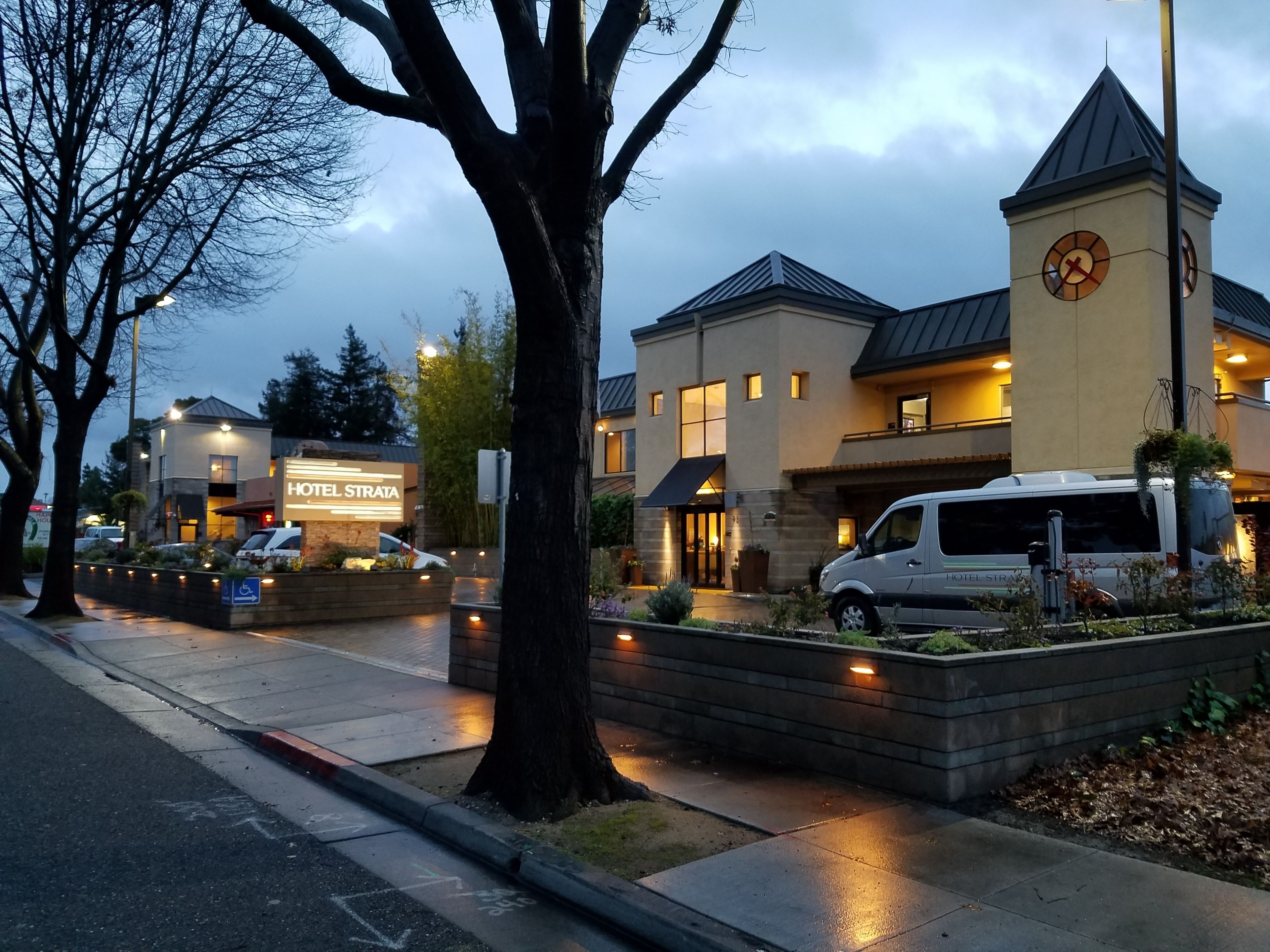 Bagian depan properti - sore/malam