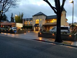 Fachada da propriedade à noite