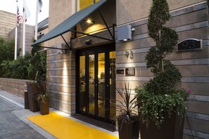 Property entrance - Hotel Strata (Mountain View)