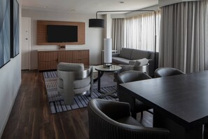 Suite – club, 1 soverom | Oppholdsrom | Flatskjerm-TV og iPod-dokkingstasjon