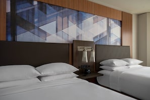 Huone, 2 parisänkyä | Ylelliset vuodevaatteet, memory foam -patjalliset sängyt