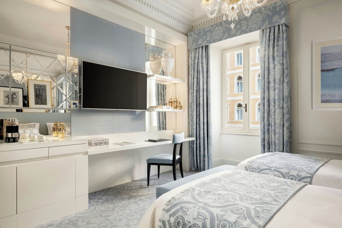 Rom – deluxe, 2 enkeltsenger | Sengetøy av topp kvalitet, minibar og safe på rommet