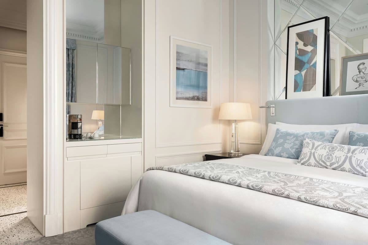 Habitación Deluxe, 1 cama King size | Ropa de cama de alta calidad y minibar 